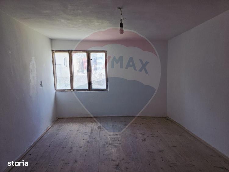 Casă cu 2 camere cu Teren 555 Mp în Botești