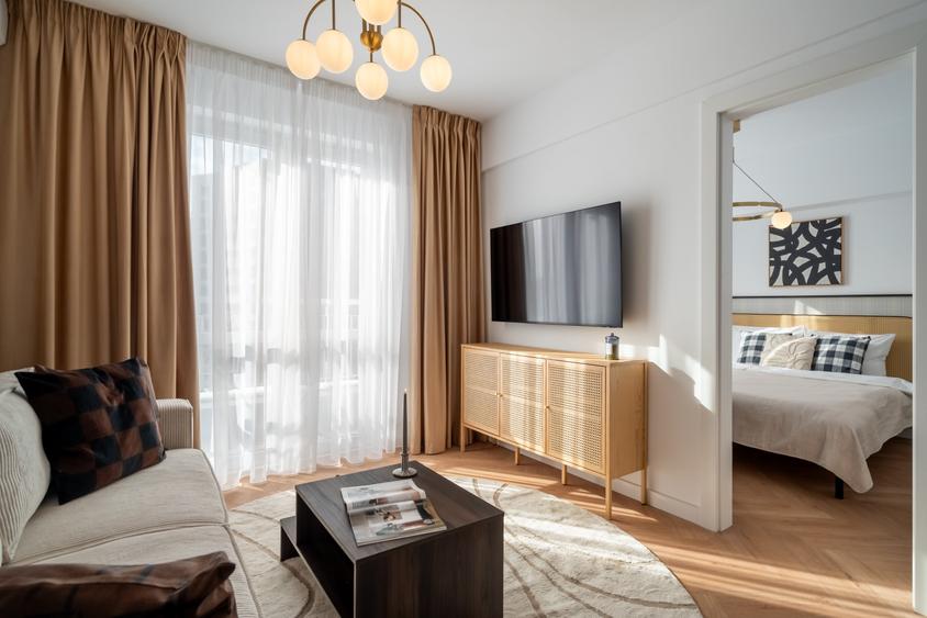 Apartament cu 3 camere semidecomandat în Calea Victoriei