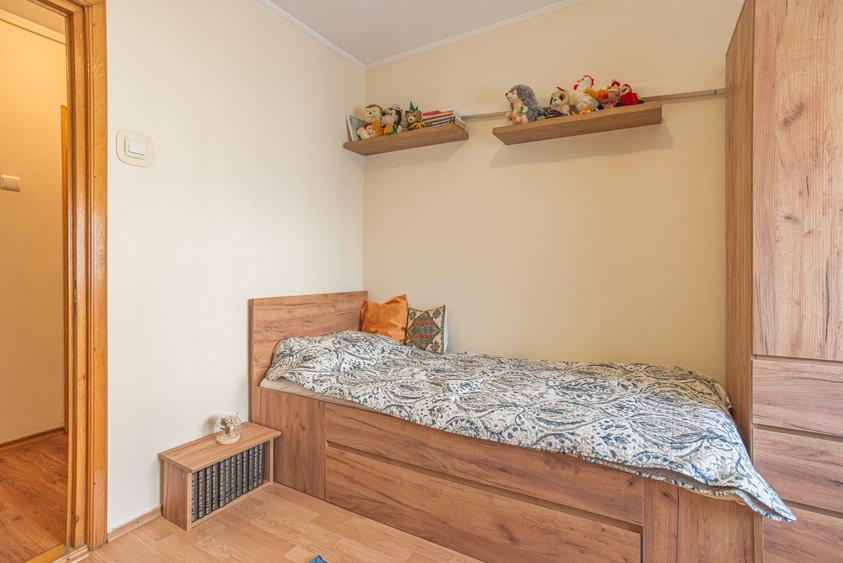 Apartament cu 3 camere decomandat, mobilat în Balada