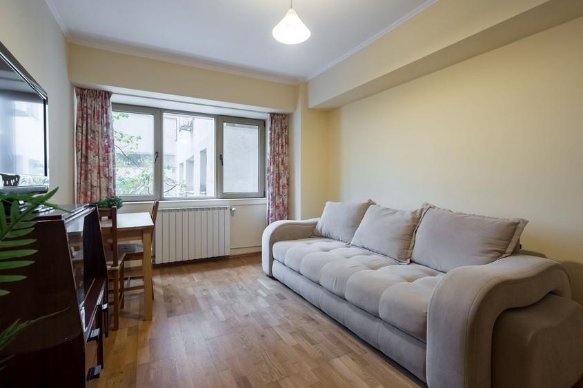 Apartament cu 2 camere decomandat, mobilat în P-ța Victoriei