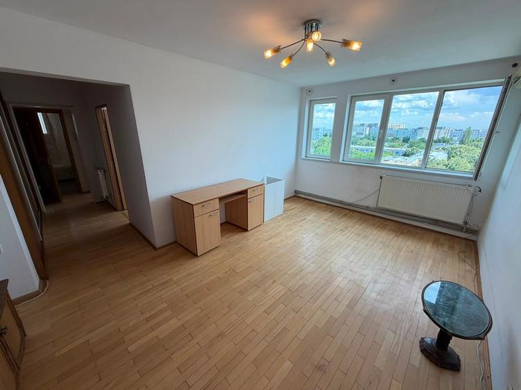 Apartament cu 3 camere decomandat în Titan