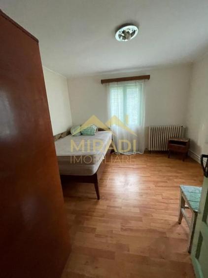 Casă individuală cu 7 camere cu Canalizare în Central