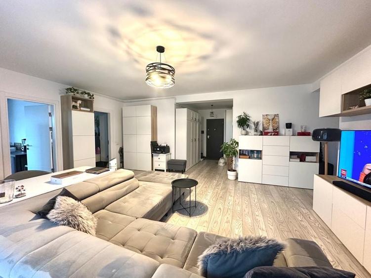 Apartament cu 3 camere semidecomandat în Matei Voievod