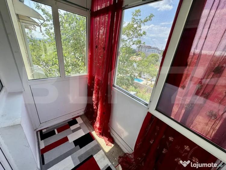 Apartament cu 3 camere semidecomandat, mobilat în Calea București