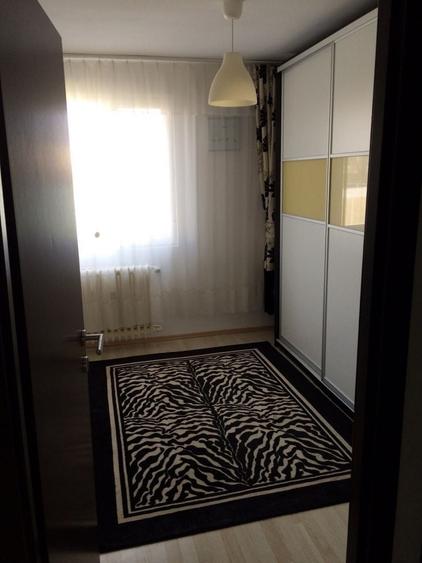 Apartament cu 3 camere semidecomandat în Titan