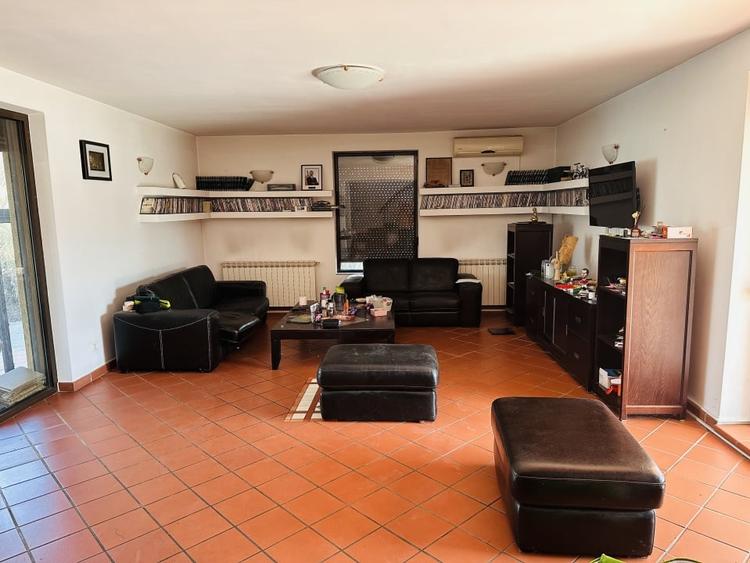 Casă individuală cu 7 camere cu Piscina în Roșu