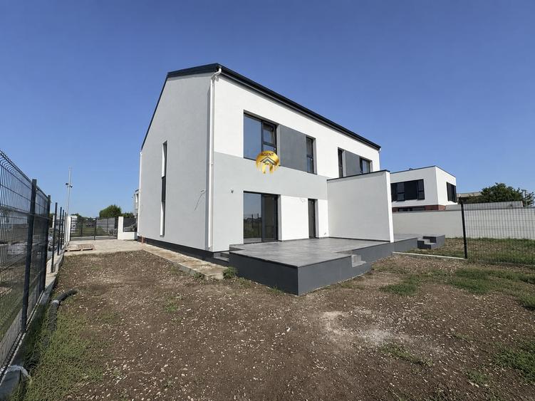 Casă cu 5 camere cu Teren 300 Mp în Otopeni