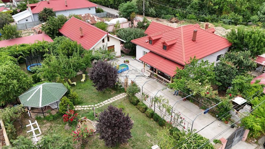 Casă individuală cu 6 camere cu Canalizare în Est