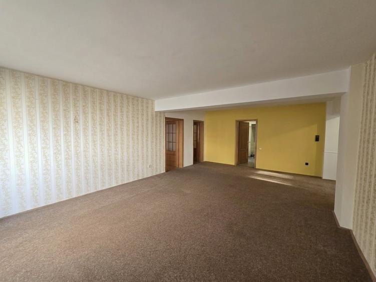 Apartament cu 4 camere decomandat, mobilat în Primăverii