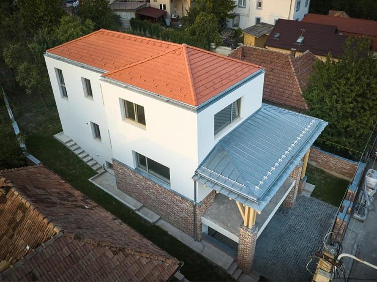 Casă individuală cu 8 camere cu Teren 596 Mp în Dâmbul Rotund