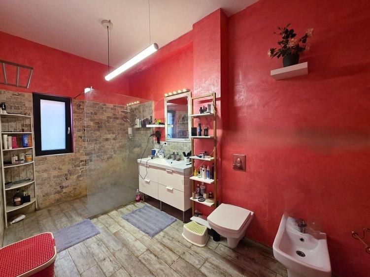 Casă individuală cu 7 camere cu Teren 3200 Mp în Lipia