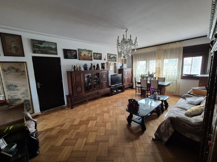 Apartament cu 4 camere semidecomandat în Universitate