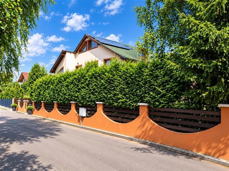 Casă individuală cu 10 camere cu Canalizare în Exterior Est