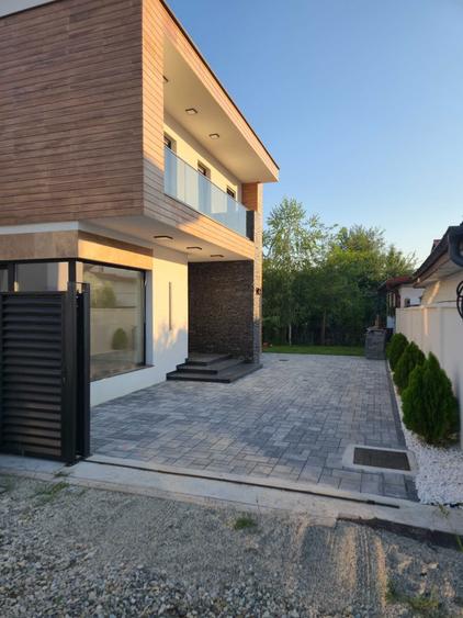 Casă cu 4 camere în Petrești