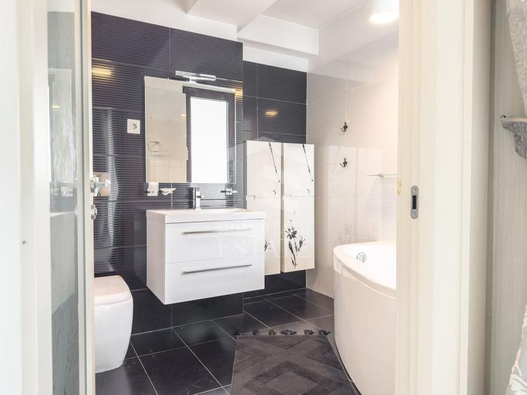 Apartament cu 3 camere semidecomandat, mobilat în Exterior Vest