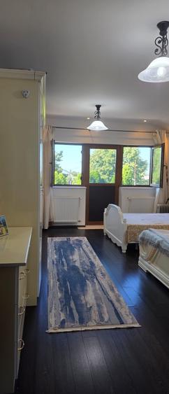 Casă individuală cu 8 camere cu Canalizare în Ciolpani