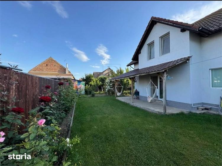 Casă cu 5 camere cu Teren 540 Mp în Sânmihaiu Român