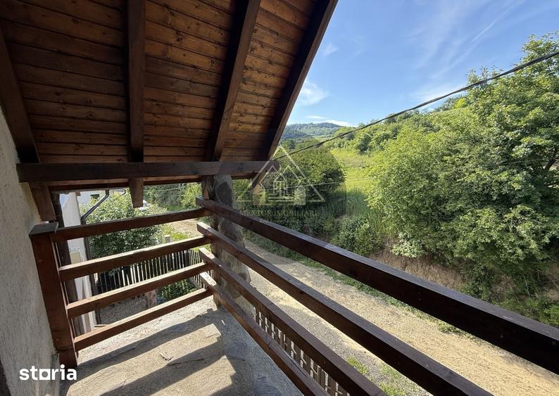 Casă cu 6 camere decomandat cu Teren 500 Mp în Central
