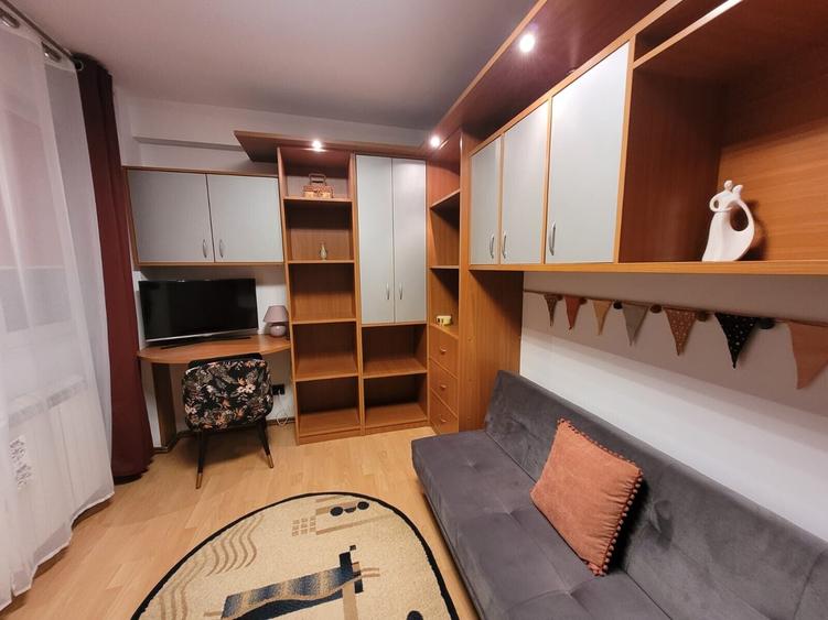 Apartament cu 3 camere semidecomandat în Pajura