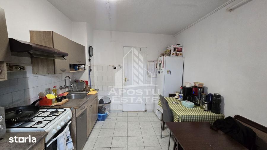 Apartament cu 4 camere semidecomandat, mobilat în Aradului