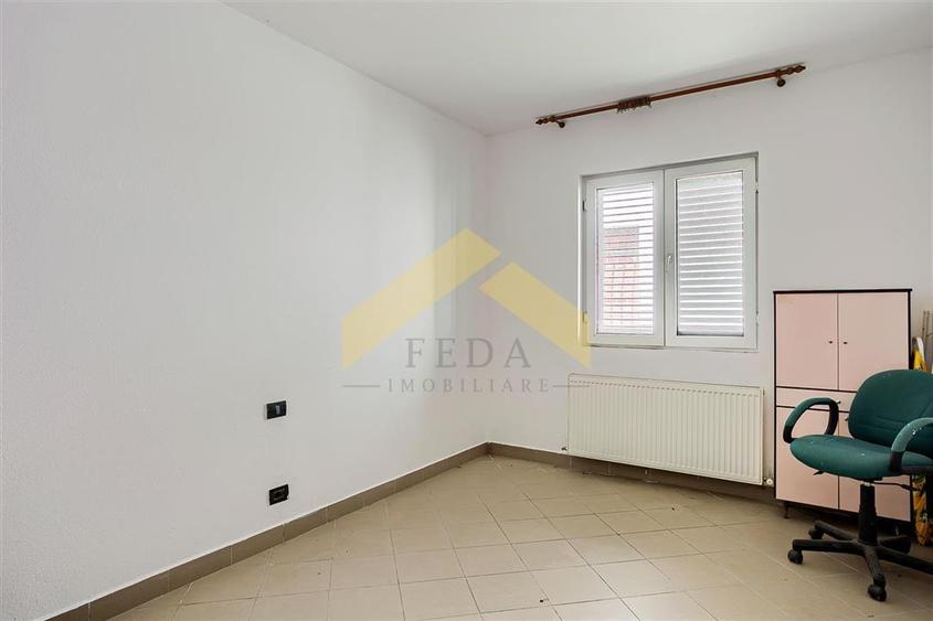 Apartament cu 3 camere semidecomandat în Galșa