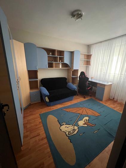 Apartament cu 3 camere semidecomandat în Central