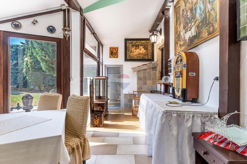 Casă individuală cu 11 camere cu Teren 792 Mp în Central