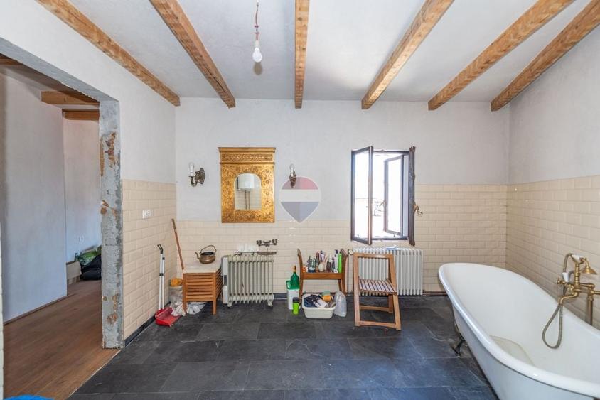 Casă individuală cu 10 camere cu Teren 250 Mp în Gara de Nord