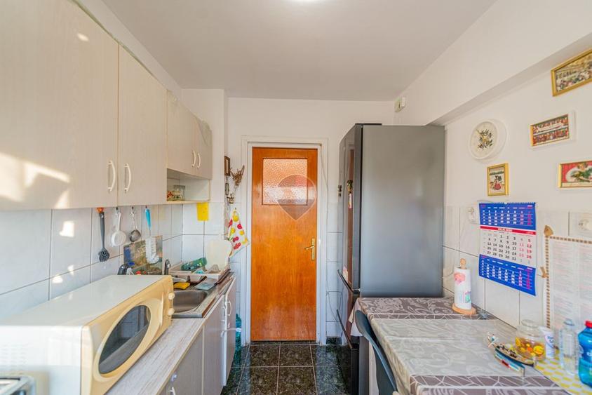 Apartament cu 3 camere semidecomandat, mobilat în Bucureștii Noi
