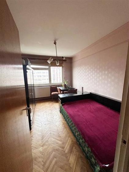 Apartament cu 3 camere semidecomandat în Centrul Civic