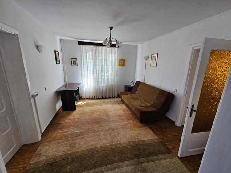 Casă individuală cu 6 camere cu Garaj în Ciolpani