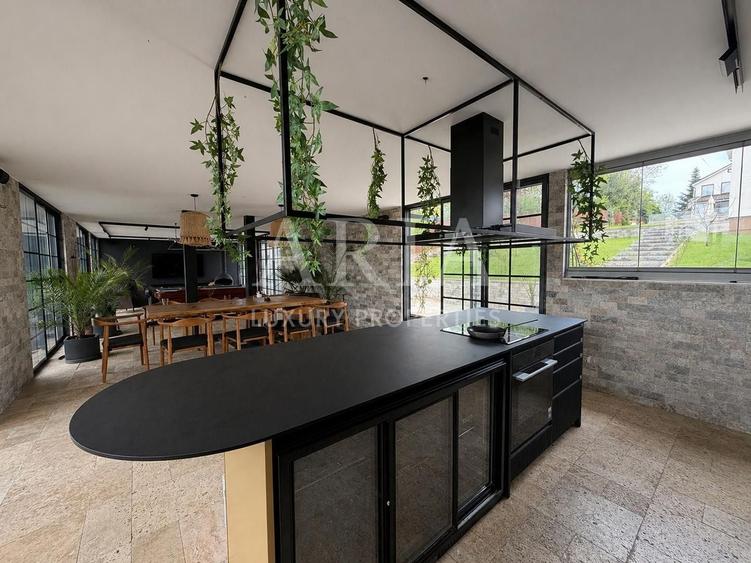 Casă individuală cu 5 camere cu Piscina în Ciofliceni