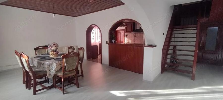 Casă cu 5 camere cu Teren 1000 Mp în Sălard