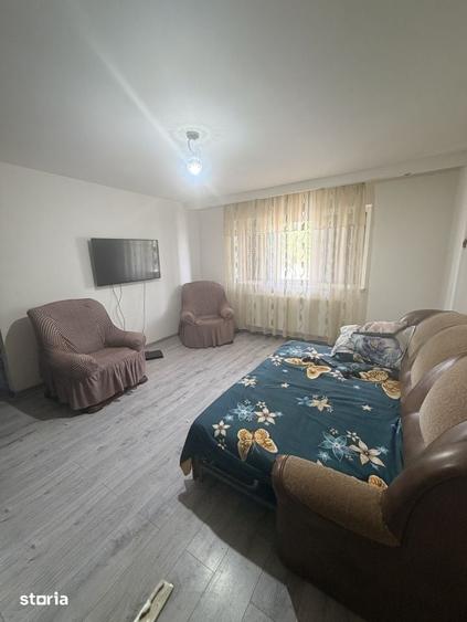 Apartament cu 2 camere semidecomandat în Craiovița Nouă