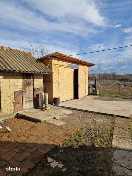 Casă cu 2 camere cu Teren 1686 Mp în Găvănești