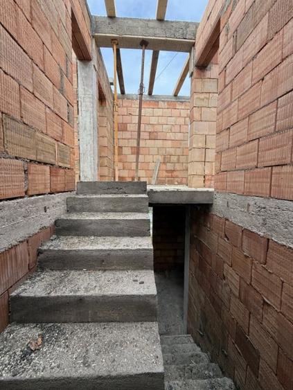 Duplex cu 5 camere cu Canalizare în Florești