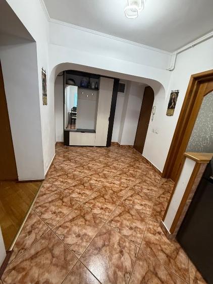 Apartament cu 3 camere decomandat, mobilat în Tei