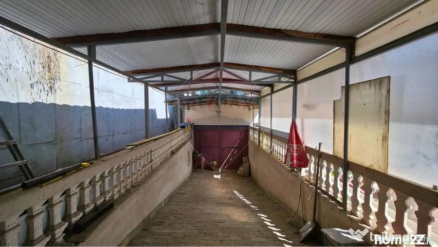 Casă cu 7 camere cu Teren 350 Mp în Lacul Morii