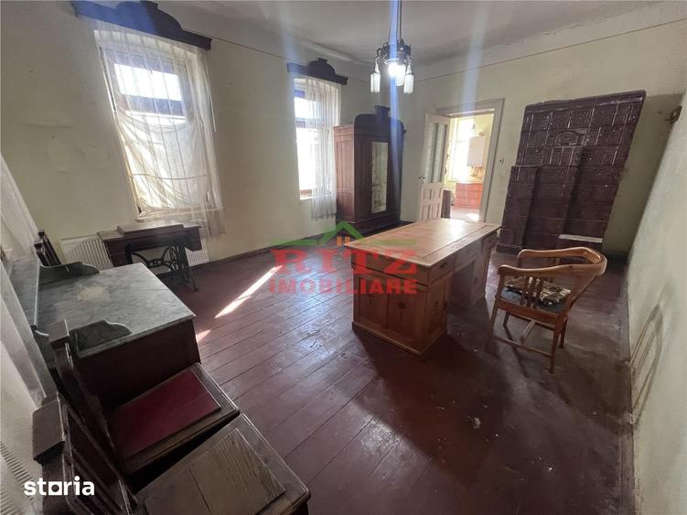 Casă cu 5 camere cu Teren 1623 Mp în Central