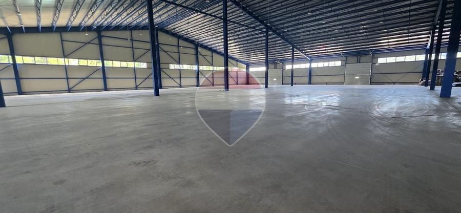 Spațiu industrial, de 9,618 mp, în Central