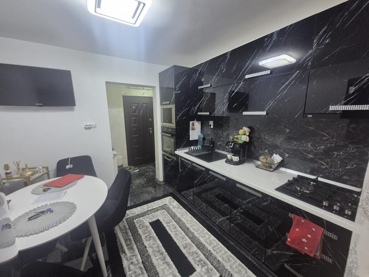 Apartament cu 3 camere semidecomandat, mobilat în Hipodrom