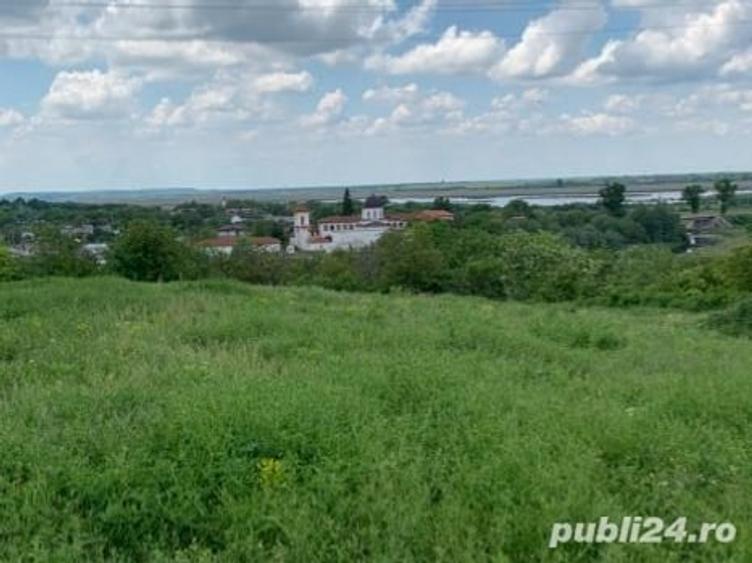 Teren de 4400 mp, în Comana