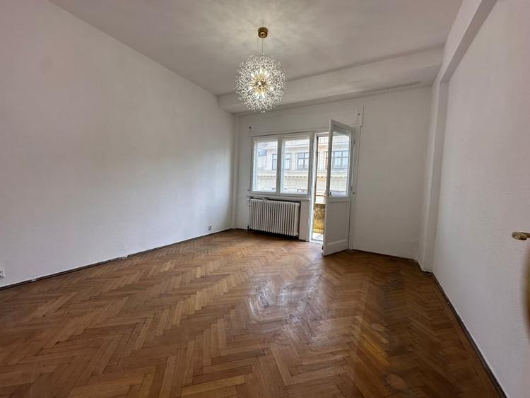 Apartament cu 4 camere decomandat, mobilat în Romană