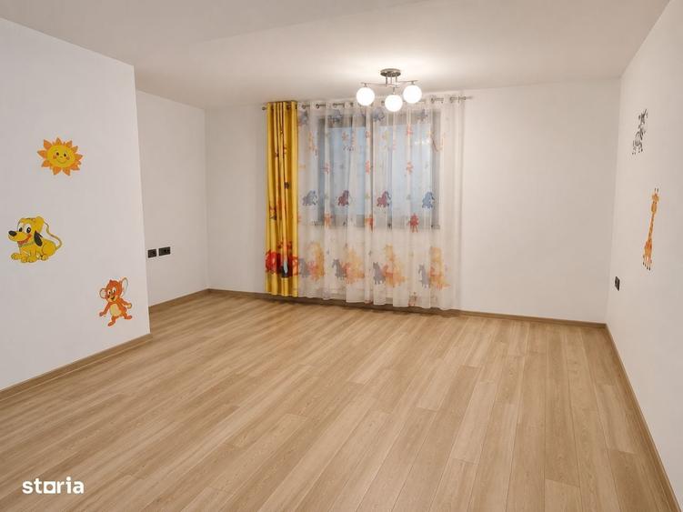 Apartament cu 3 camere decomandat în Tractorul