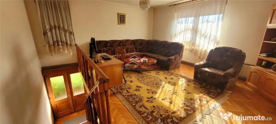 Casă cu 5 camere cu Teren 705 Mp în Central