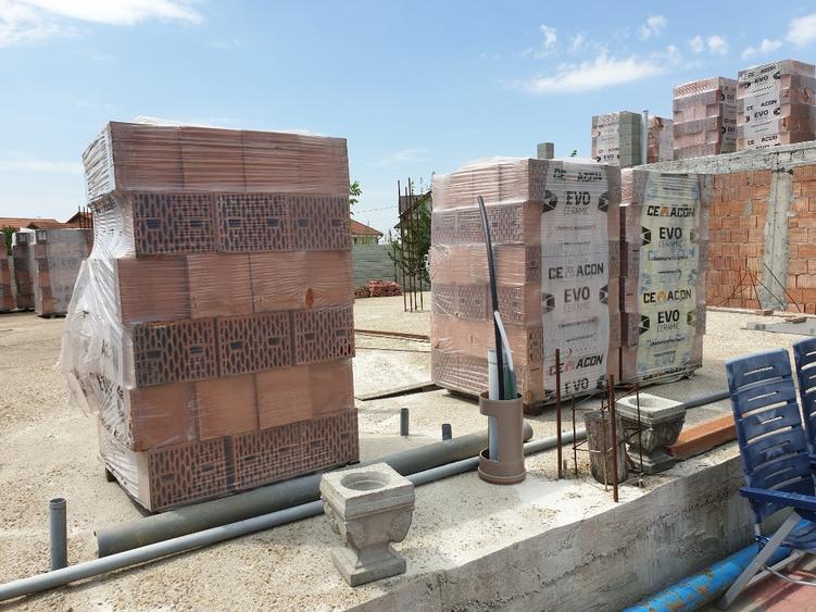 Casă cu 5 camere cu Teren 2600 Mp în Central