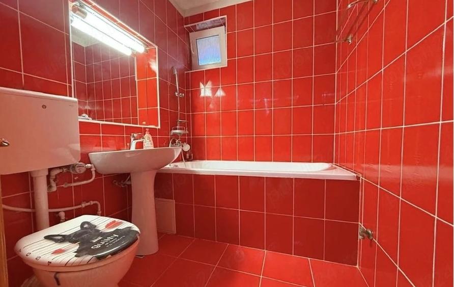 Apartament cu 4 camere decomandat în Medicină