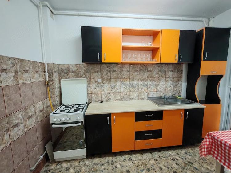 Apartament cu 3 camere semidecomandat în Central