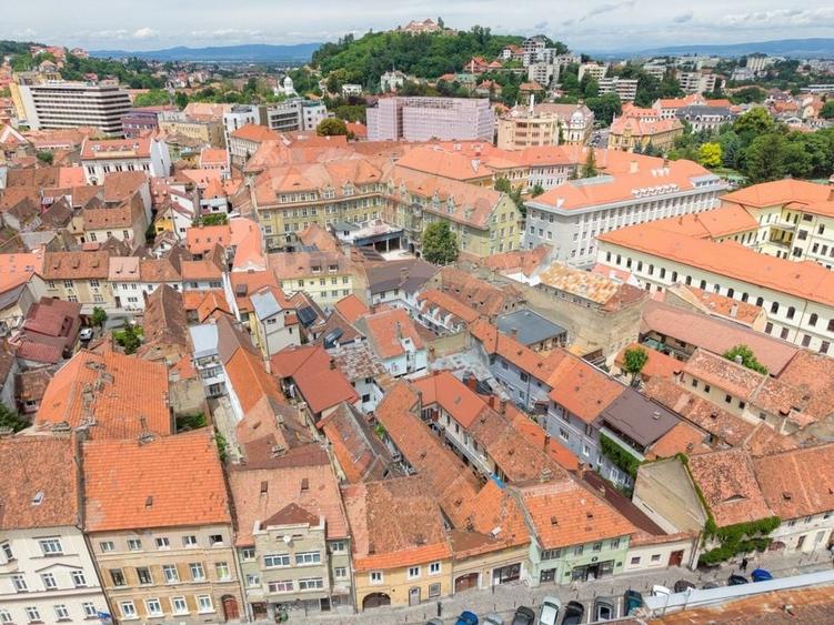 Apartament cu 3 camere decomandat, mobilat în Centrul Istoric