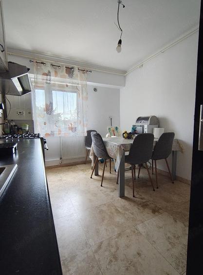Apartament cu 3 camere decomandat în Poarta 6